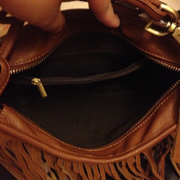 🎀 Faux-Suede Fringe Crossbody 🎀 - Picture 2 of 2