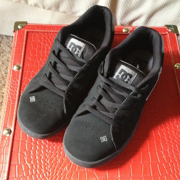 Black DC Skate shoes