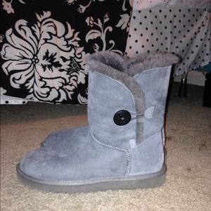 RESERVED 💗UGG short boots. Size 8.