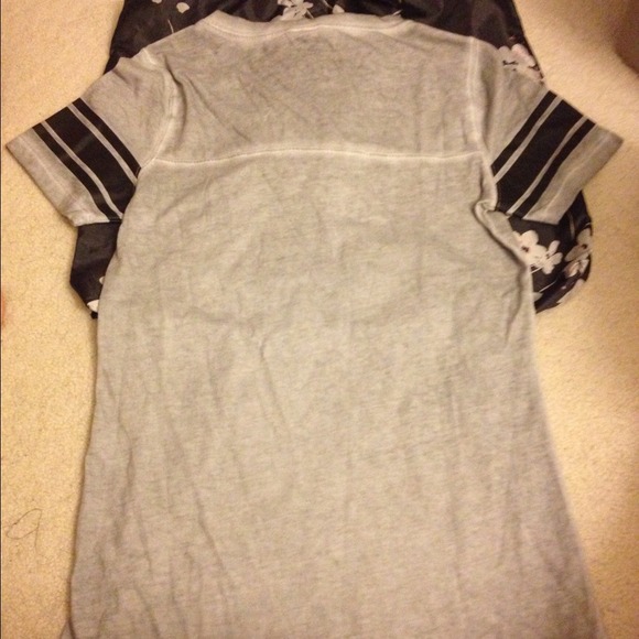 🎀 VS PINK V-Neck Tee 🎀 - Picture 2 of 2