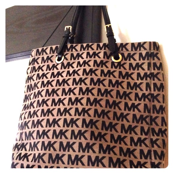 Michael Kors Handbags - 💯Authentic Michael Kors Jacquard Tote👜
