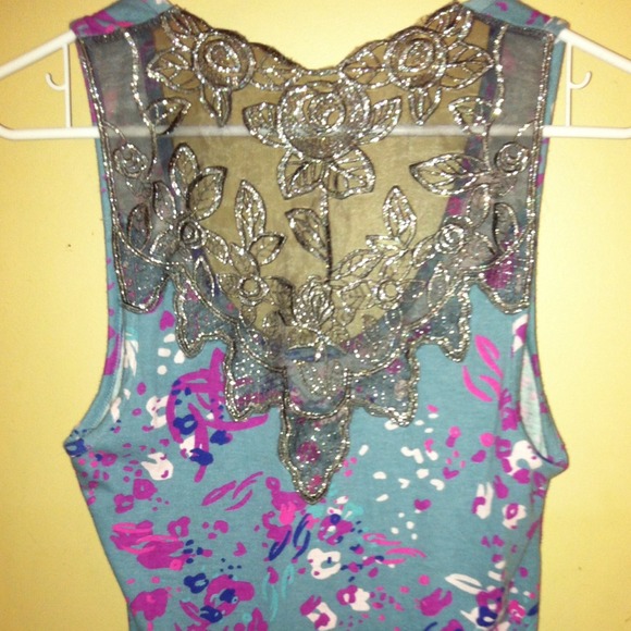 Sound and matter embroidered top- size medium - Picture 2 of 3