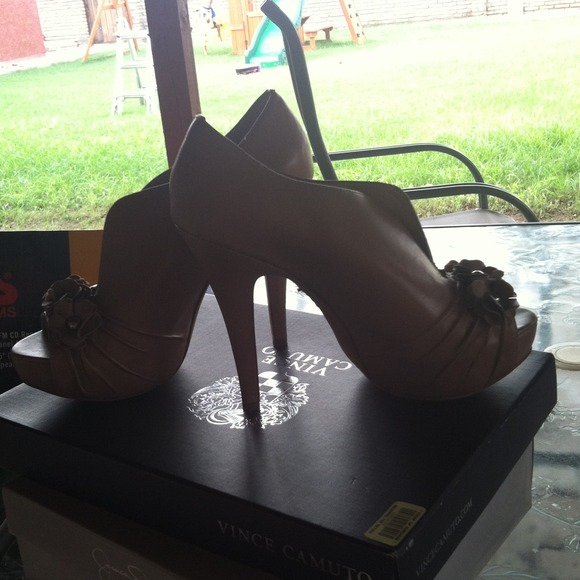 NWT Vince Camuto Cream Leather Booties - Keeping - Picture 2 of 3