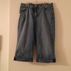***$10*** Levi's 512 Slimming Capris size 16