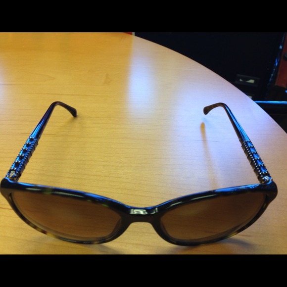 CHANEL - brown sunglasses - barely worn