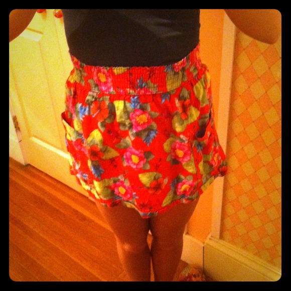 Hollister floral print skirt (red)