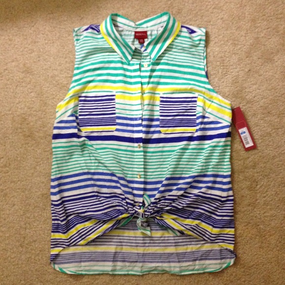 Brand new sleeveless twist front button down