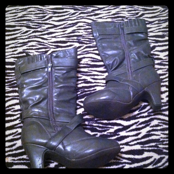 Gray boots size 7