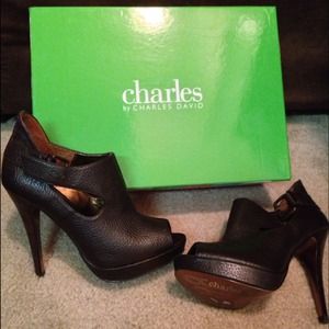 Gorgeous Charles David Brown Leather 5in heels