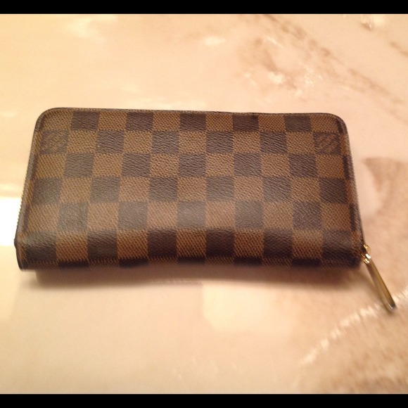 SOLD! LOUIS VUITTON ZIPPY WALLET IN EXCELLENT COND
