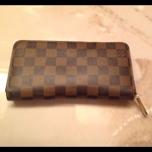SOLD! LOUIS VUITTON ZIPPY WALLET IN EXCELLENT COND