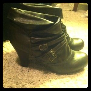 💥Very cute dark brown booties.