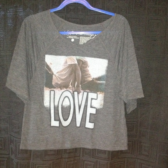 Cropped dark grey tee shirt