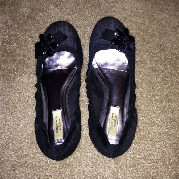 Black/dark grey flats.