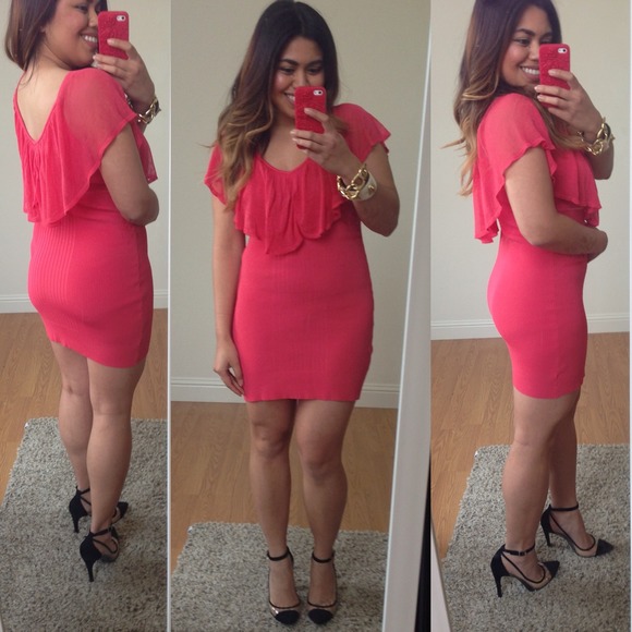 Flirty V-neck dress - Picture 2 of 4