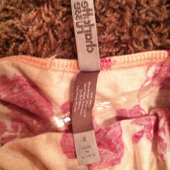 Pink around the neck shirt! - Picture 5 of 5