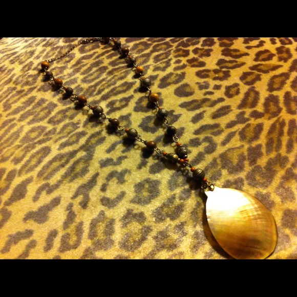 Beaded necklace with seashell