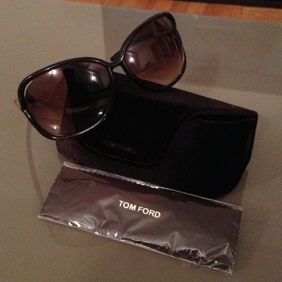 🎉HOST PICK! AUTHENTIC Tom Ford Raquel Sunglasses! - Picture 3 of 4
