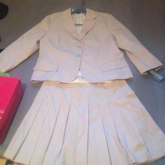 Pleated skirt suit