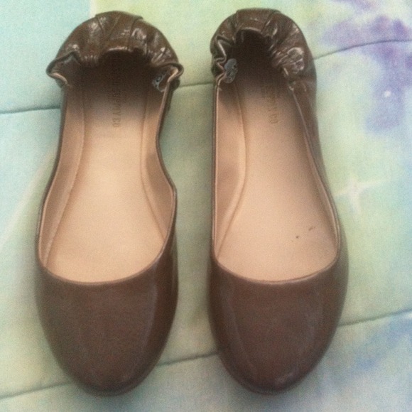 NEVER WORN flats
