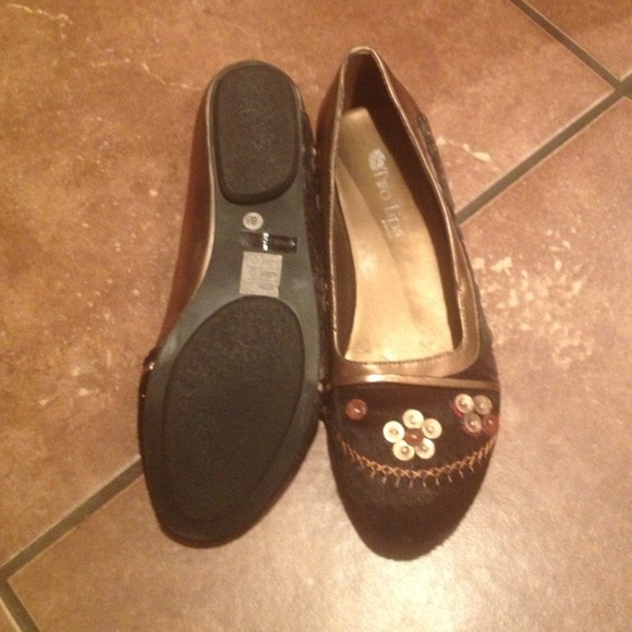 Brown two lips flats