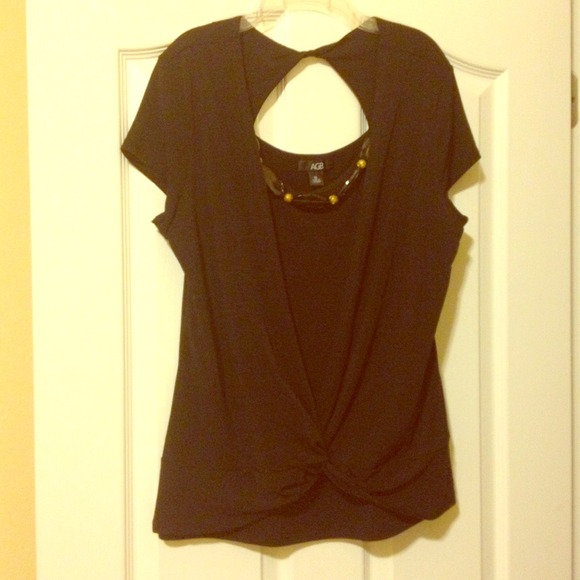 XL flattering black top with attached necklace