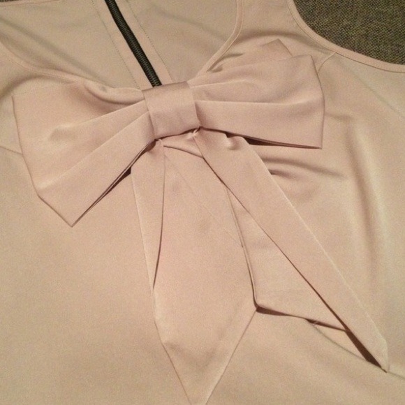 ❌SOLD IN BUNDLE❌ 🎉HOST PICK🎉 Sleeveless Bow Top - Picture 3 of 4