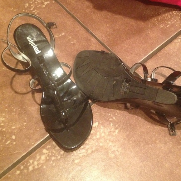 Black patent wedge