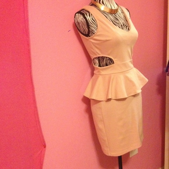 Dress - Picture 2 of 4
