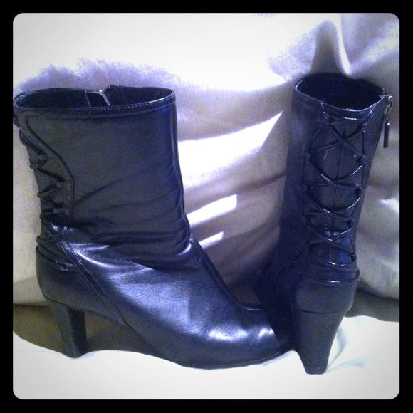 6 1/2 M Women's Apostrophe Boot Criss-Cross Detail