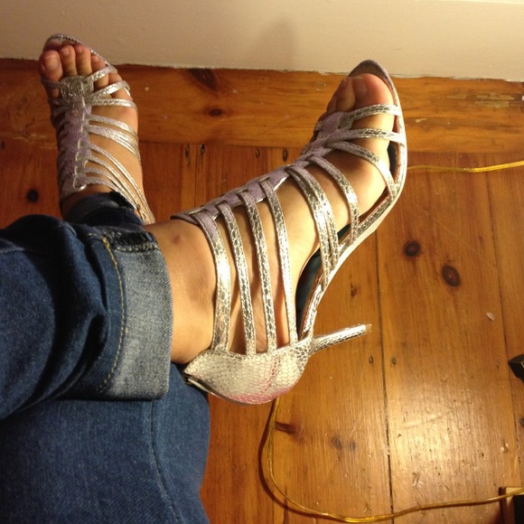 Silver heels! - Picture 2 of 3