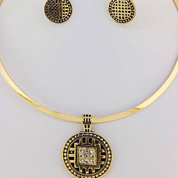 Gold pendant necklace set