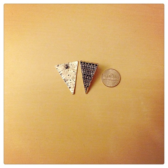 Triangle earring - Picture 2 of 2