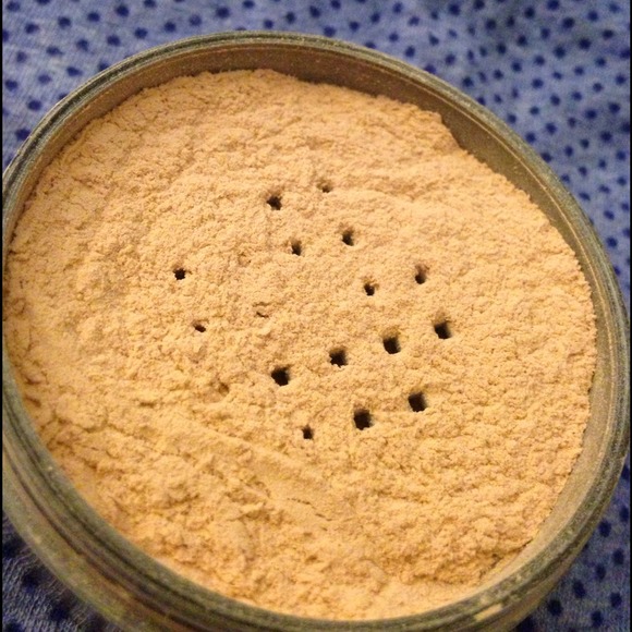 🎉 SOLD IN BUNDLE 🎉 Mac Loose Powder Foundation - Picture 2 of 3