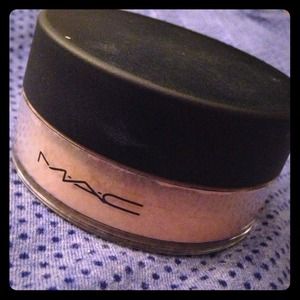 🎉 SOLD IN BUNDLE 🎉 Mac Loose Powder Foundation