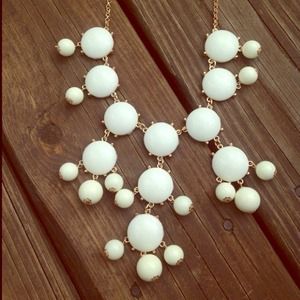 NWOT Ivory Bauble necklace