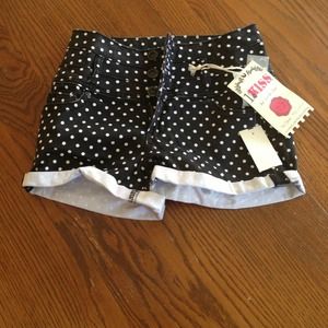 Highwaisted black and white shorts