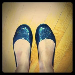 Black leather Tory Burch Reva flats