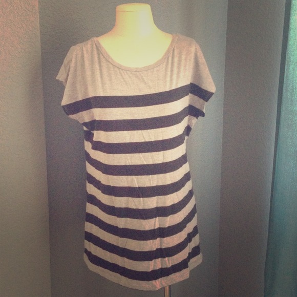 ❌Sold in bundle❌Grey and black tunic style shirt.