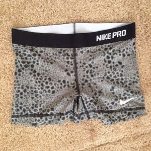 ❌SOLD! NWOT NikePro printed 2" Lycra blend shorts!