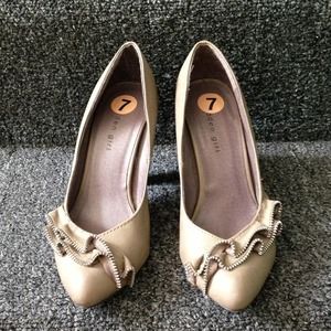 ⛔️SOLD⛔️Madden girl taupe shoes size 7