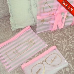 🚫SOLD!🚫🆕VS Makeup Bag Set