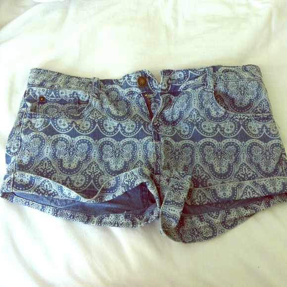 Patterned denim shorts