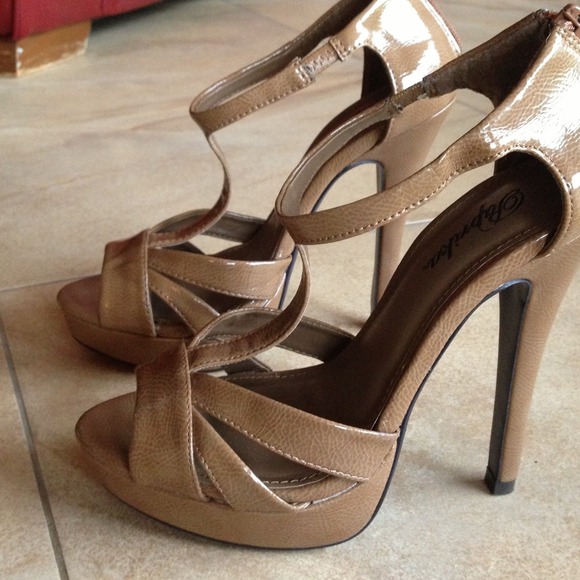 Tan heels NWOT