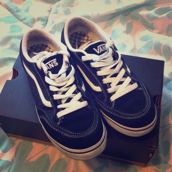 Vans! Hardly worn, size 7 in womens👟