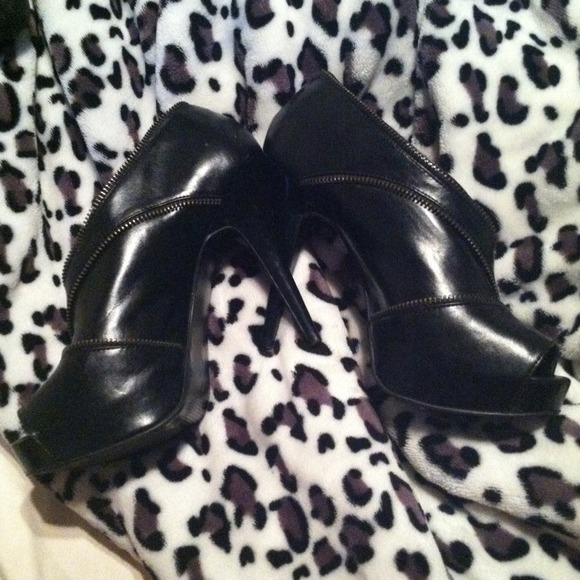 Heels - Picture 2 of 4