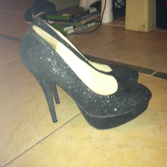 Glittery black cute high heels:)