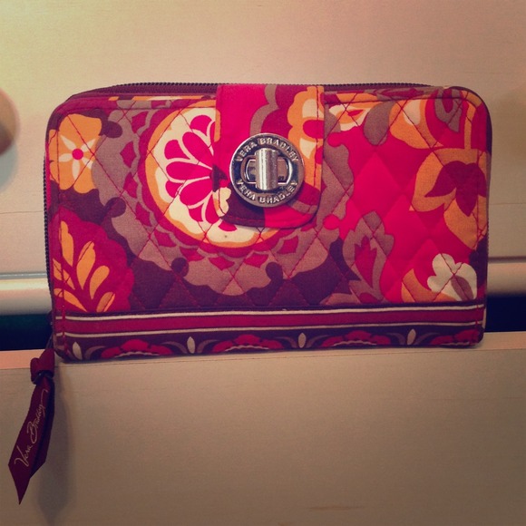 🚫SOLD 🚫Vera Bradley Zip Around Wallet