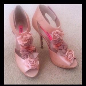 Betsey Johnson "Florely" heels