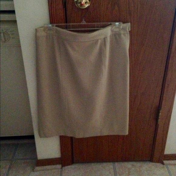Very nice Liz Claiborne Villager skirt. Lined.